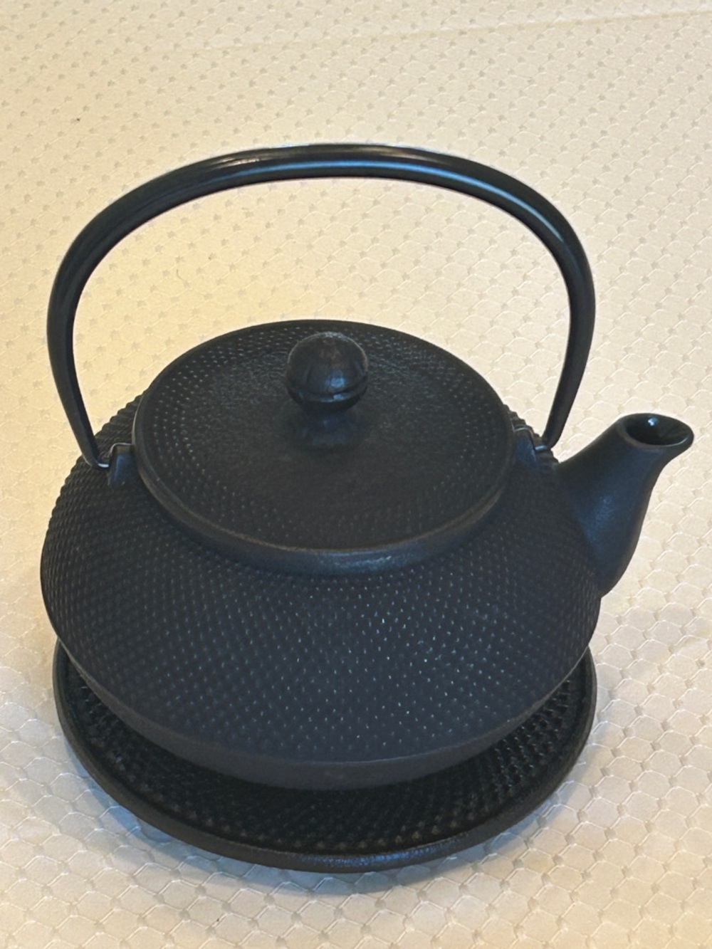 IWACHU Tetsubin Kuro 3-Arare
Black Hobnail Cast Iron Teapot with Trivet - Picture 2 of 13